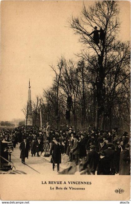 CPA VINCENNES La Revue a VINCENNES le Bois de VINCENNES (672148)