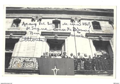 Pézenas, carte photo de mai 1948, balcon de l'hôtel de ville. Voir description (A25p42)