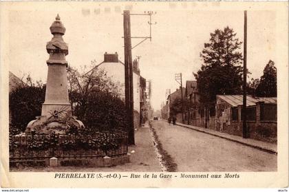 CPA Pierrelaye Rue de la Gare Monument aux Morts (1340303)