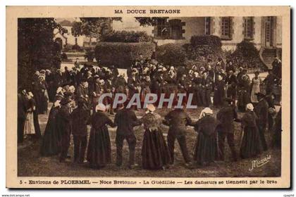 CPA Environs de Ploermel Noce bretonne La Guedillee Les danseurs se tiennent par le bras