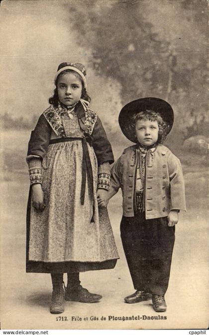 CPA Fille et Gas de Plougastel DAoulas (folklore costume enfants)