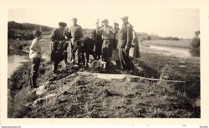 le poiré sur vie * scène de pêche au village , pêcheurs * 4 photos anciennes 11.4x7cm