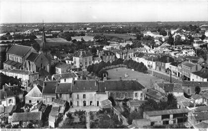 le poiré sur vie * vue aérienne sur l'église et la place du village