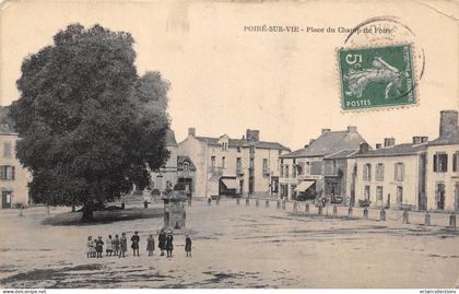 Poiré sur Vie          85        Place du Champ de Foire      - Petit pli -  (voir scan)