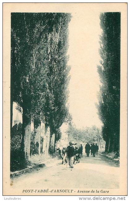 17 PONT L'ABBE D'ARNOULT AVENUE DE LA GARE ET TROUPEAU DE VACHES