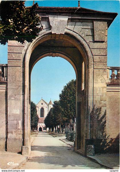 CPM Abbaye de Pontigny (Yonne) Porche duXVIIe s vue sur l'allee