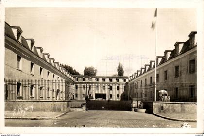 Provins CPA Les casernes