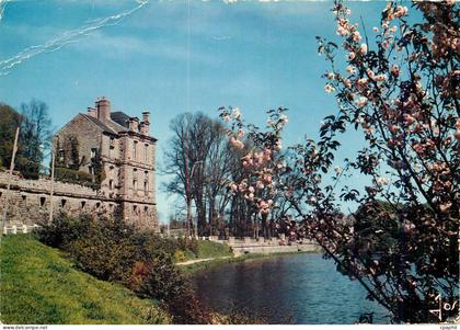 CPM Quintin (C du N) Le printemps en Bretagne le chateau et l'etang