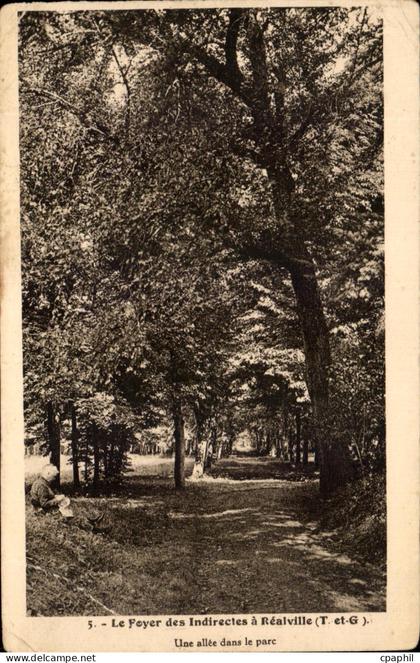 CPA Le Foyer des Indirectes a Realville Une allee dans le parc