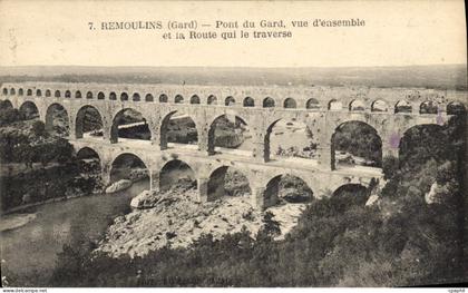 CPA Remoulins Gard Pont du Gard vue d'ensemble et la Route qui le traverse