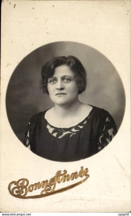 CPA Fantaisie Femme CARTE PHOTO Les Lilas Romainville