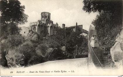 CPA Royat Route Du Vieux Royat Et Vieille Eglise emme