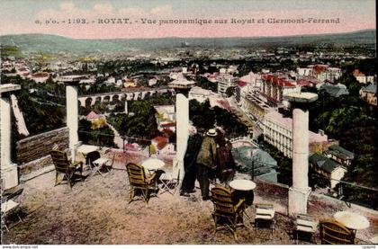 CPA Royat Vue panoramique sur Royat et Clermont Ferrand