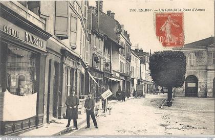 CPA Ruffec Un coin de la Place d'Armes