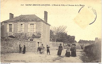 Carte Postale ancienne de SAINT BREVIN les PINS - Hotel de ville et Avenue de la Mairie