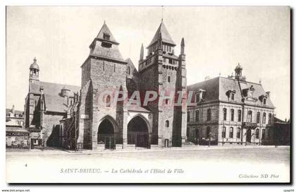 CPA Saint Brieuc La Cathedrale et L'Hotel de Ville