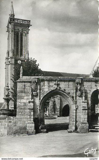CPM Saint Jean du Doigt Nord Finistere L'Arc de Triomphe et le Clocher de l'Eglise