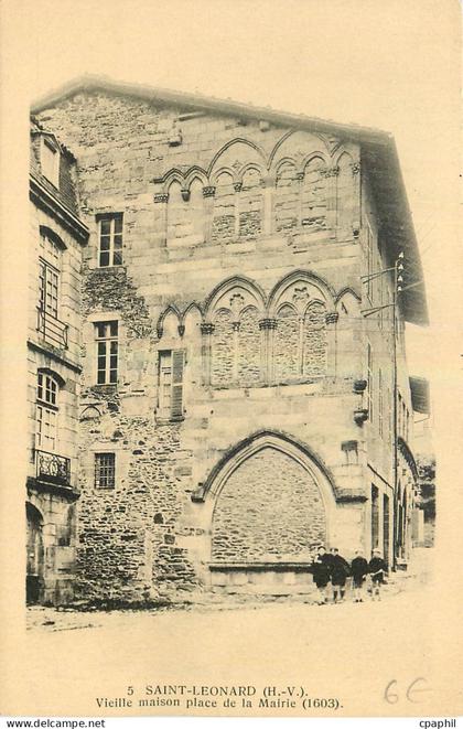 CPA Saint Leonard H V Vieille maison place de ma Mairie