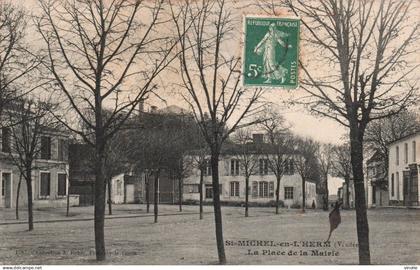 24-8658 : SAINT-MICHEL-EN-L'HERM PLACE DE LA MAIRIE