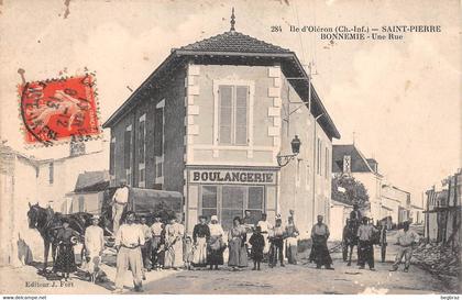 SAINT PIERRE D OLERON     BONNEMIE   UNE RUE   BOULANGERIE