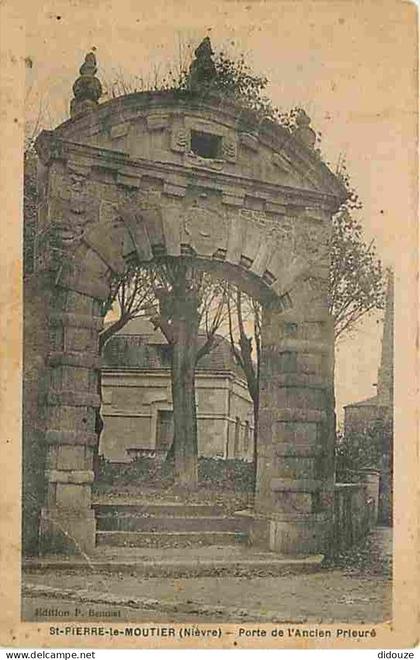 Carte Postale Ancienne - 58 - Saint Pierre le Moutier - Porte de l'Ancien Prieuré - Etat pli visible - CPA - Voir Scans