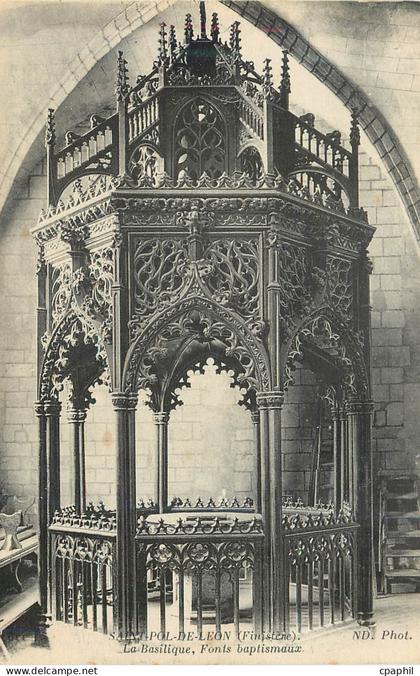 CPA Saint pol de leon (finistere) la basilique fonts baptismaux