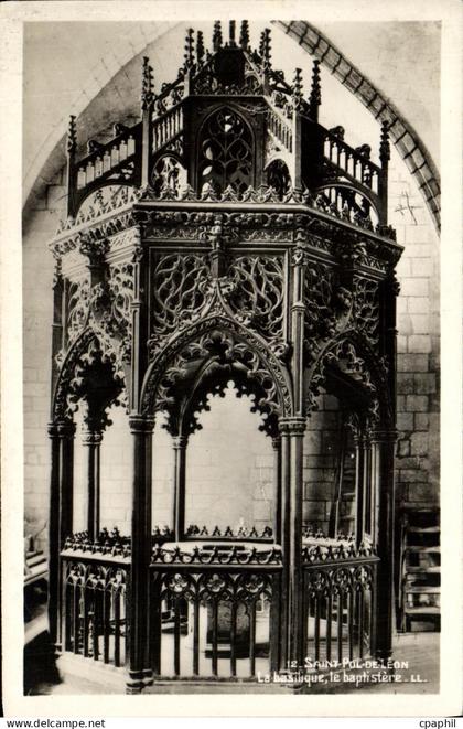 CPA Saint Pol de Leon La Basilique le baptistere