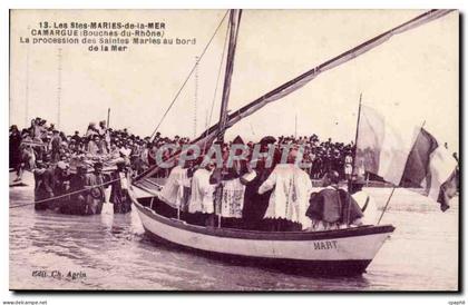 Les Saintes maries de la Mer CPA Camargue La procession des Saintes MAries au bord de la mer