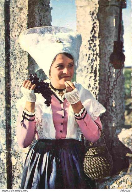 Carte Postale - 17 - Saintes - Groupe folklorique de Saintes - La Saintongeaise - coiffe de l'arrondissement de Saintes