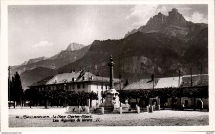 CPA Sallanches La place Charles Albert Les aiguilles de Varens