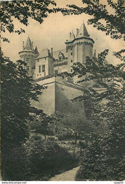CPM Saumur (M et L) Le Chateau Saumur Construit avec l'Abbaye en 950