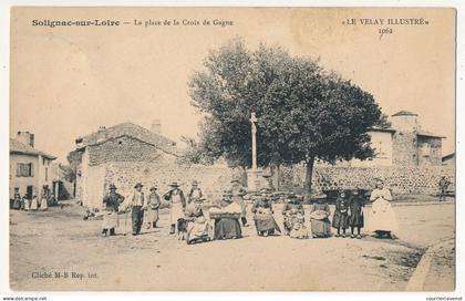 CPA - SOLIGNAC-SUR-LOIRE (Haute Loire) - La Place de la Croix de Gagne (Dentellières)