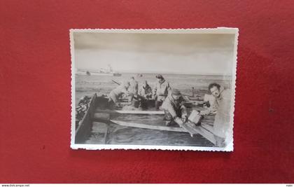 TAAF - ARCHIPEL KERGUELEN  1962 - PHOTO 11.5 × 8.5 - BATEAU + TRAVAUX DE CONSOLIDATION...VOIR SCANS   - " TRES RARE " -