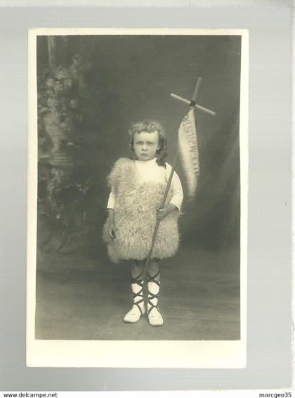 29 carte photo non localisée  enfant un jour de procession de pâques l'origine du lot est sur tréboul douarnenez