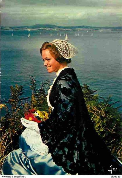 Carte Postale - 29 - Tréboul - Jeune fille de Tréboul à la fete Voiles et Folklore - Coiffes - Voir Scans Recto Verso