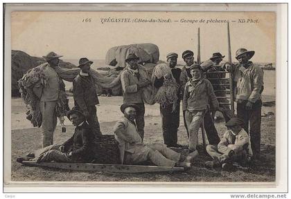 TRÉGASTEL - Groupe de pêcheurs.