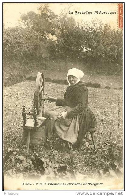 TREGUIER  -  Vieille fileuse des environs de Tréguier