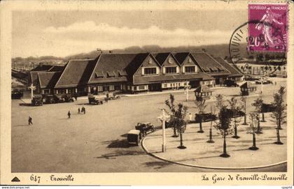 CPA Trouville Reine des Plages La Gare de Deauville Trouville