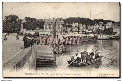 CPA Trouville Sur Mer Le bac trouville a Deauville Bateaux
