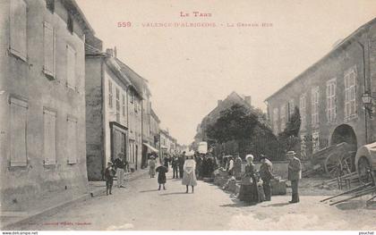 AA+108-(81) VALENCE D'ALBIGEOIS - LA GRANDE RUE - ANIMATION