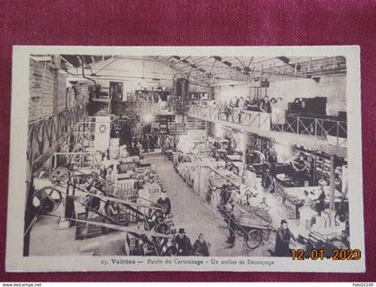 CPSM - Valréas - Patrie du Cartonnage - Un atelier de découpage