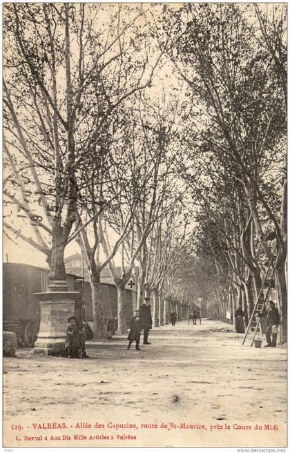 VALREAS ALLEE DES CAPUCINS RTE SAINT MAURICE ANIMEE ROULOTTE  DE BOHEMIENS?