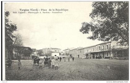 Gard : Vergèse, Place de la Republique, Animée