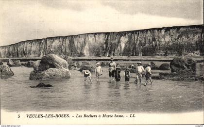 CPA Veules Les Roses Les Rochers a Maree Basse Enfants