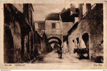 CPA Vezelay une rue (1478592)