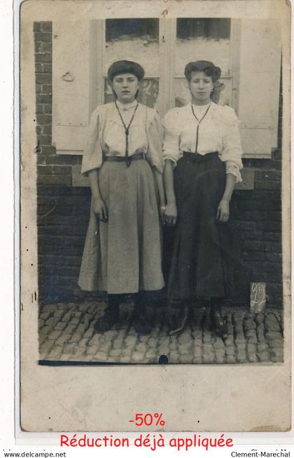 VIEUX CONDE : 2 femmes - etat