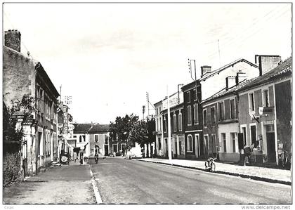 CPSM Villeneuve-de-Marsan - La rue principale - Pompe à Essence