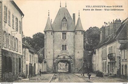 CPA Villeneuve sur Yonne Porte de Sens Vue interieure