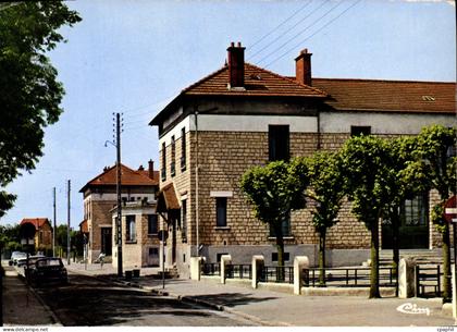 CPSM Villeparisis Les Ecoles et la rue Anatole