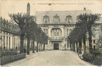 CPA Villers Cotterets Chateau de Francois La Cour d'honneur